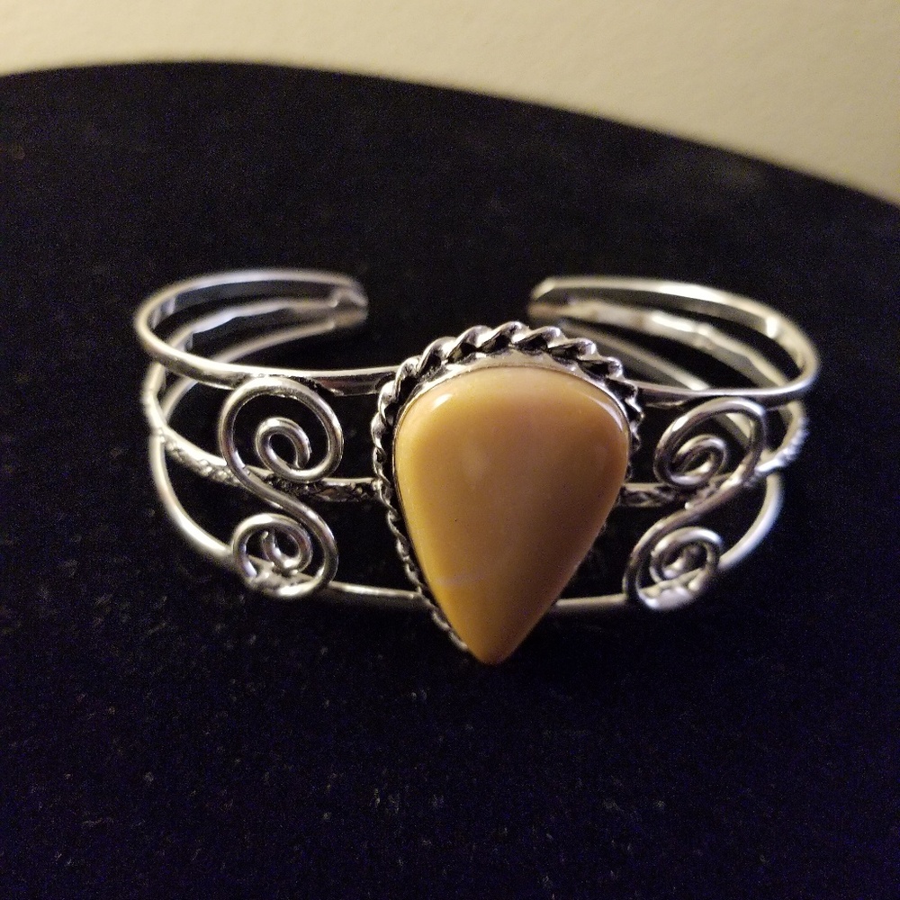 CLASSY BRACELET (ADJUSTABLE) NWOT